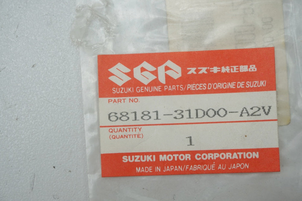 Emblema adhesivo original Suzuki 68181-31D00-A2V DR - NUEVO
