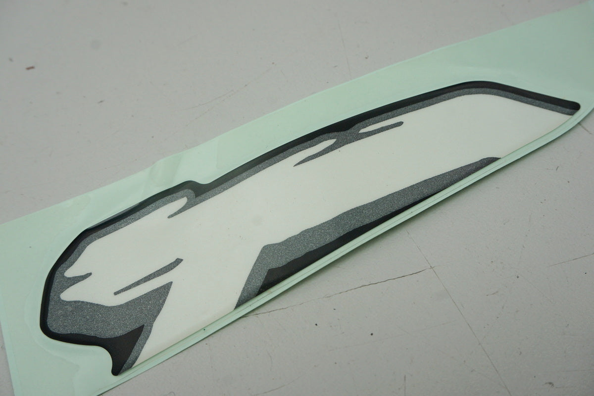 Emblema adhesivo original Suzuki 68181-31D00-A2V DR - NUEVO