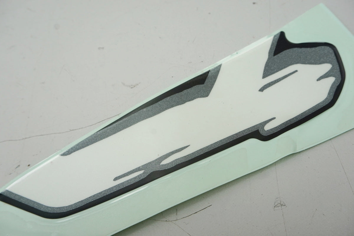 Emblema adhesivo original Suzuki 68181-31D00-A2V DR - NUEVO