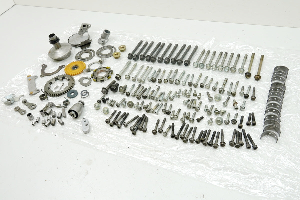 HONDA CBR 600 PC35 MOTOR - TORNILLOS Y PIEZAS PEQUEÑAS 99-00
