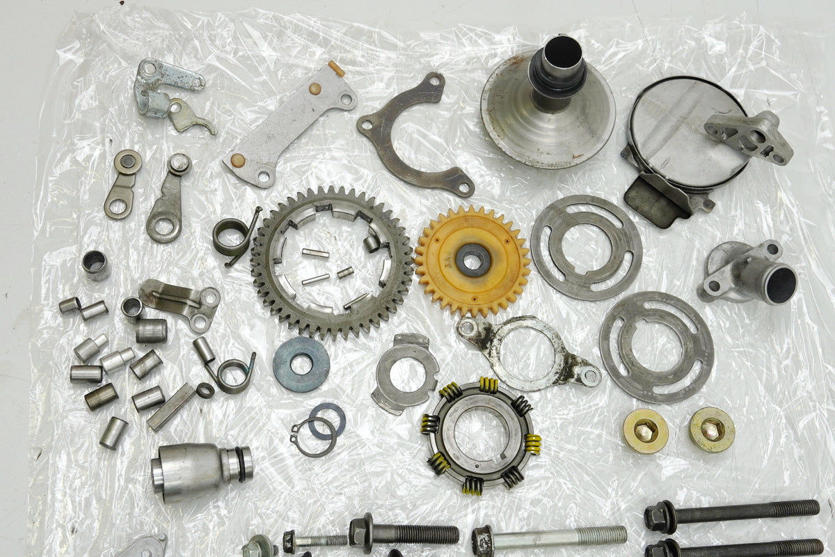 HONDA CBR 600 PC35 MOTOR - TORNILLOS Y PIEZAS PEQUEÑAS 99-00