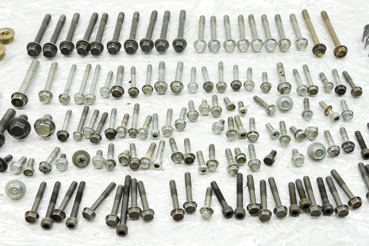 HONDA CBR 600 PC35 MOTOR - TORNILLOS Y PIEZAS PEQUEÑAS 99-00