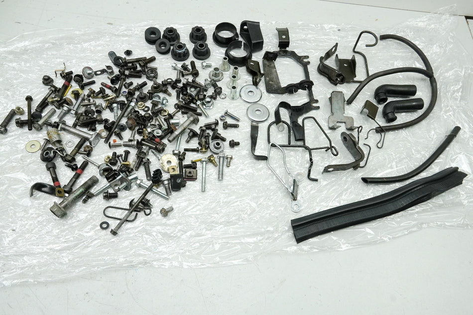 KAWASAKI ZZR 1100 D ZXT10D G Tornillos, piezas pequeñas, soporte (para chasis)