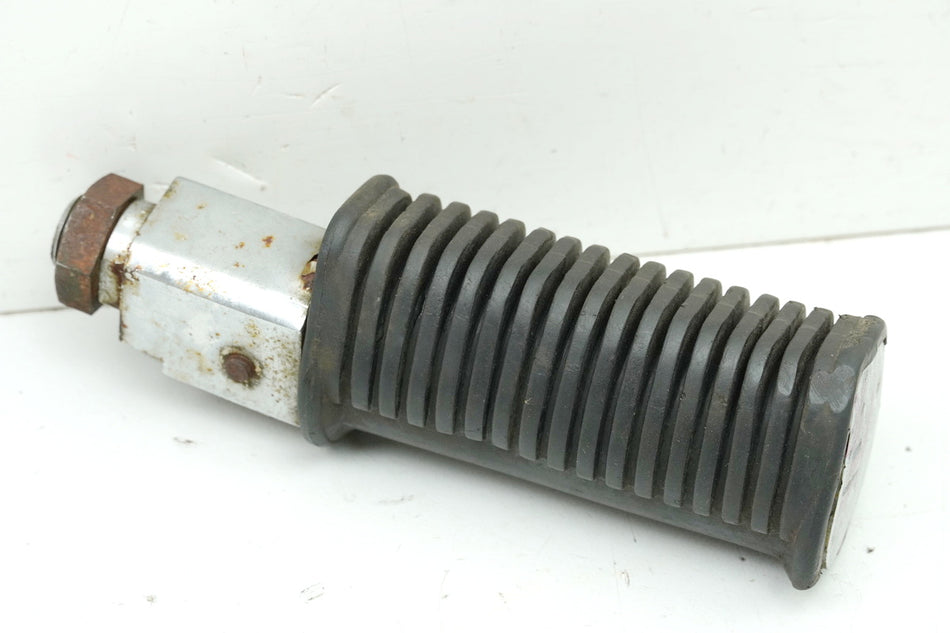 SUZUKI LS 650 NP41A/B SAVAGE Estribera derecha del conductor
