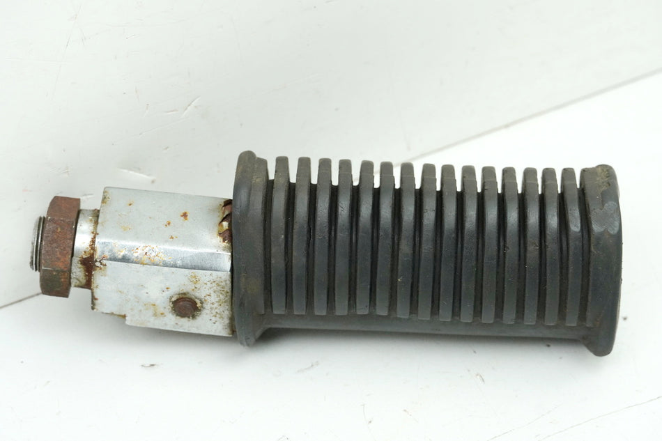 SUZUKI LS 650 NP41A/B SAVAGE Estribera derecha del conductor