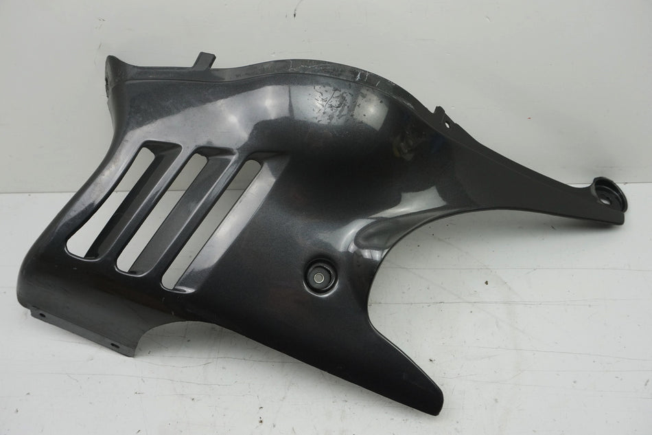 SUZUKI GSX 600 F GN72B Verkleidung Bug links unten Bugspoiler Abdeckung 26444 km