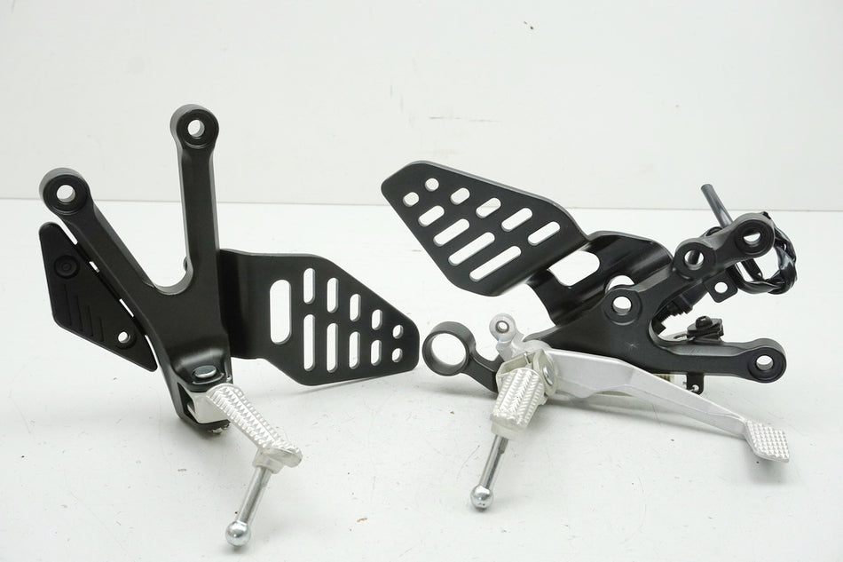 YAMAHA YZF R6 RJ11 RJ15 Fußrastenträger Halter Fußraste Bremspedal Halteplatte