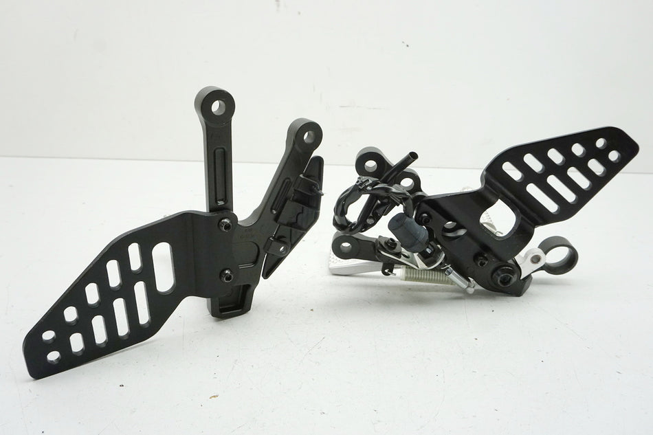 YAMAHA YZF R6 RJ11 RJ15 Fußrastenträger Halter Fußraste Bremspedal Halteplatte