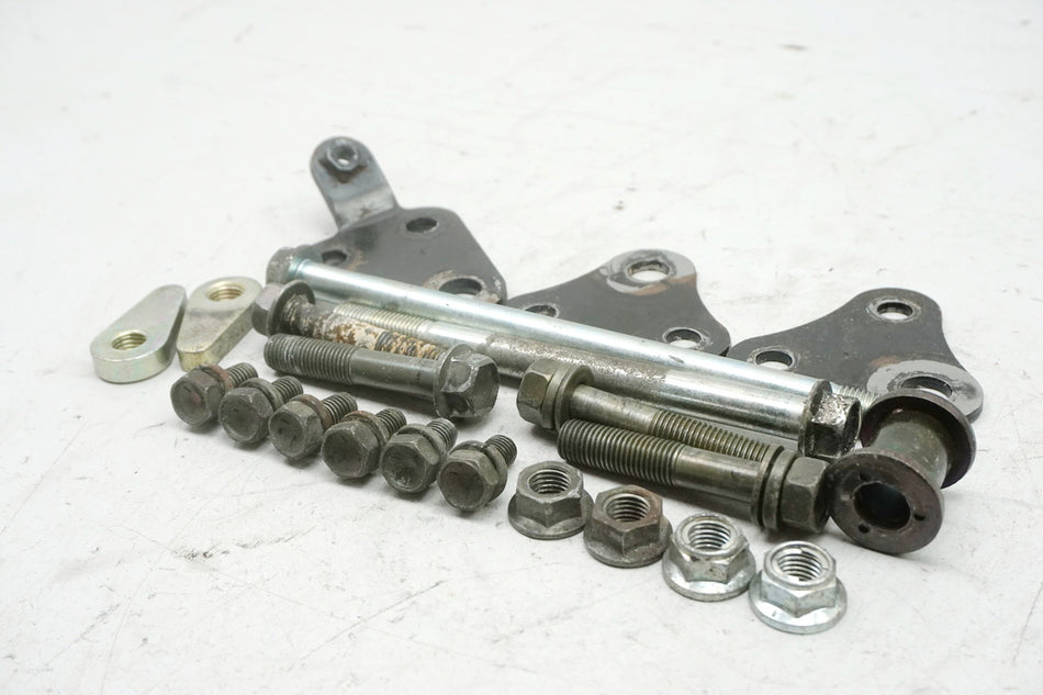 SUZUKI GSX 600 F GN72B Halterung Motor Achse Bolzen Schrauben Motorhalter