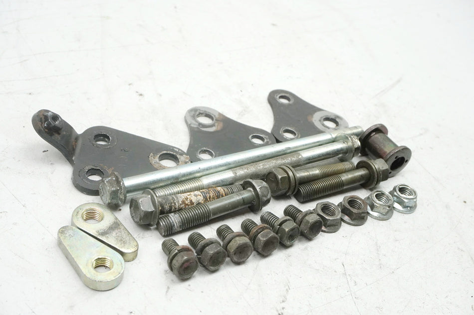 SUZUKI GSX 600 F GN72B Halterung Motor Achse Bolzen Schrauben Motorhalter