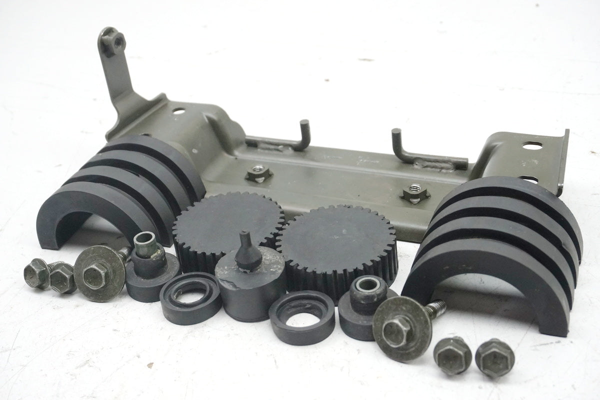 Suzuki GSX 1400 WVBN Halterung Tank Gummis Auflage Träger Schrauben Halteplatte