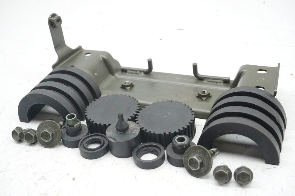 Suzuki GSX 1400 WVBN soporte depósito gomas apoyo pletina tornillos placa de sujeción