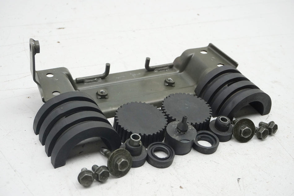 Suzuki GSX 1400 WVBN soporte depósito gomas apoyo pletina tornillos placa de sujeción