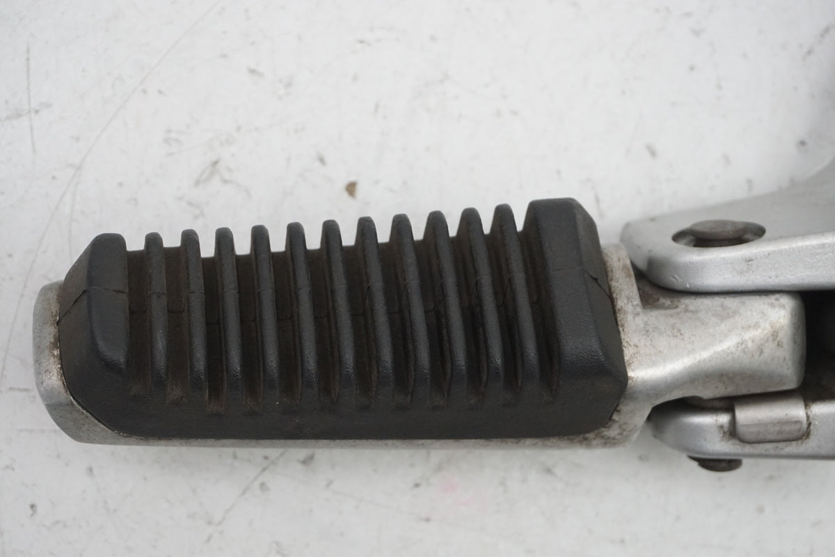 Suzuki GSX 1400 WVBN Estribera del pasajero izquierda Soporte Reposapiés