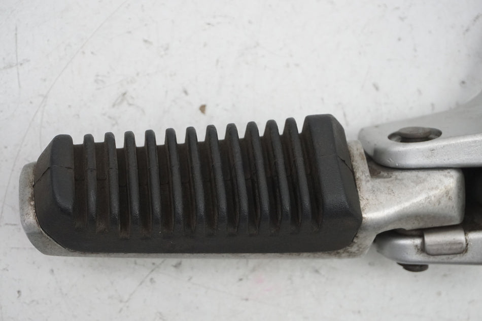 Suzuki GSX 1400 WVBN Estribera del pasajero izquierda Soporte Reposapiés