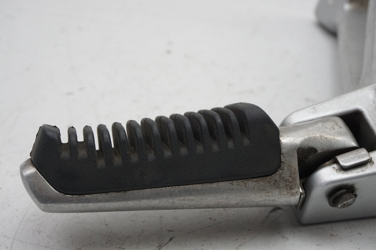 Suzuki GSX 1400 WVBN Estribera del pasajero izquierda Soporte Reposapiés