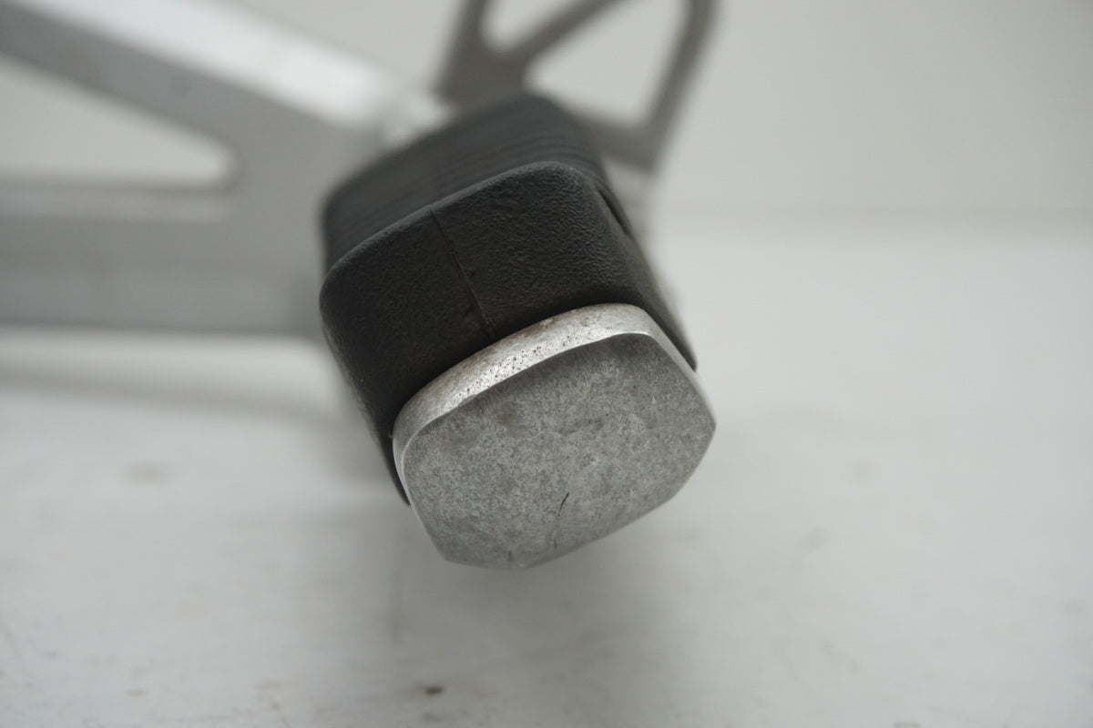 Suzuki GSX 1400 WVBN Estribera del pasajero izquierda Soporte Reposapiés