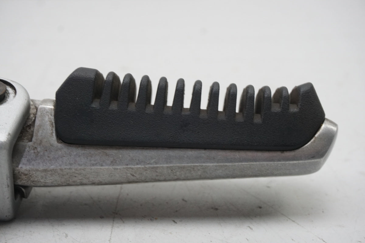 Suzuki GSX 1400 WVBN Estribera del pasajero izquierda Soporte Reposapiés
