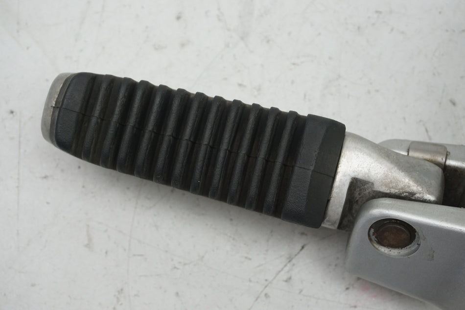 Suzuki GSX 1400 WVBN Estribera derecha para pasajero, soporte de estribera