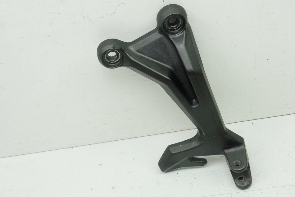 KAWASAKI Z650 ER650HA2 Soporte estribera pasajero derecho Placa soporte estribera