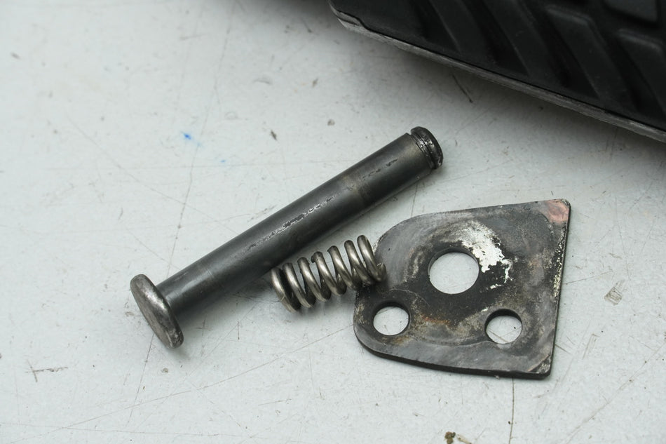 KAWASAKI Z 650 ER650HA2 estribera pasajero derecha (para reposapiés trasero placa de sujeción)