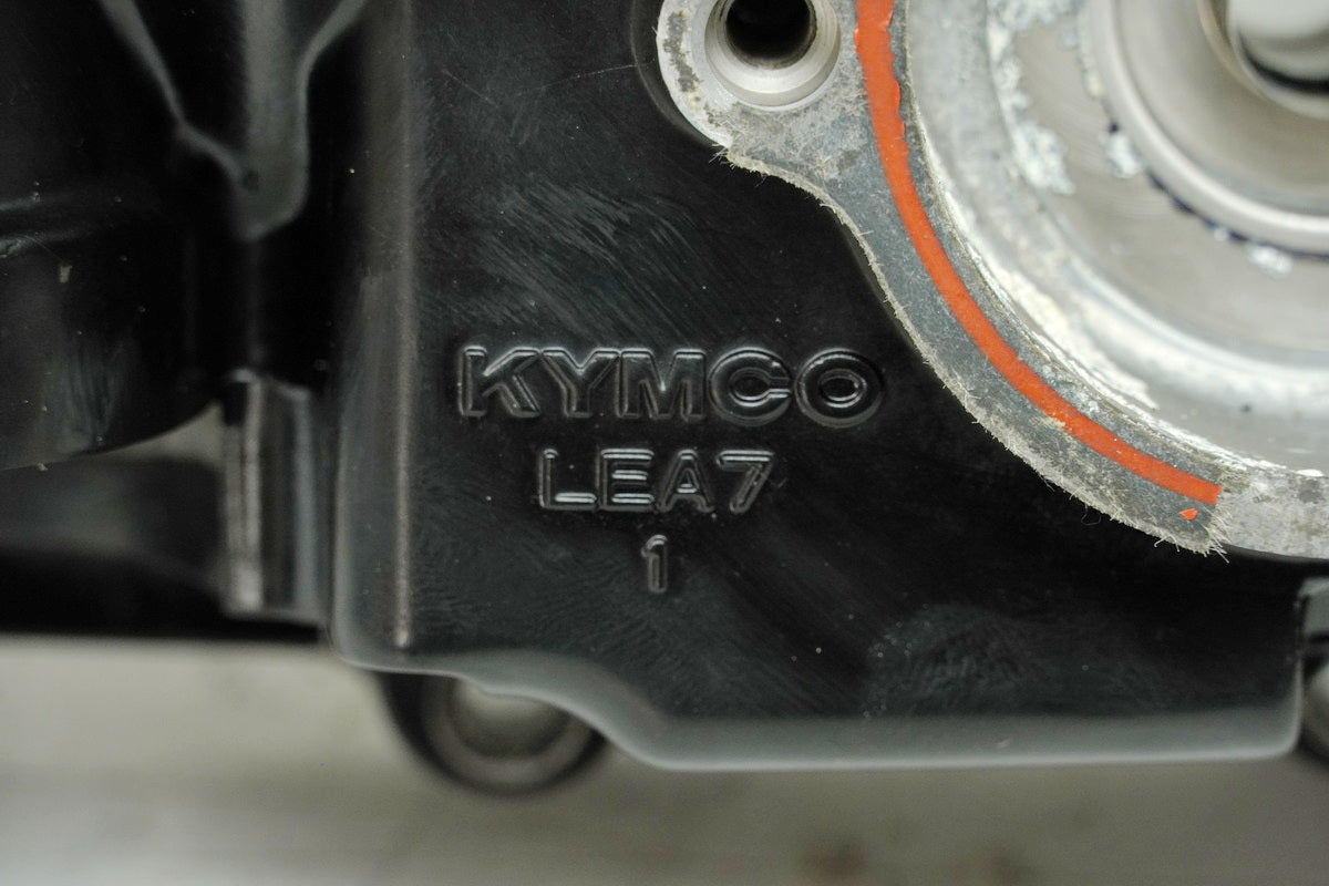 KYMCO PEOPLE GT 300 i V4 Tapa de motor derecha Cárter Tapa de cárter