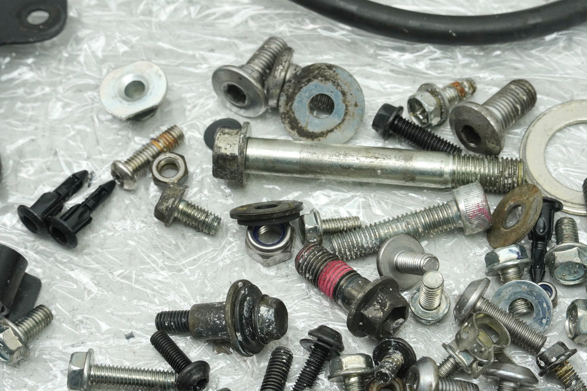 KAWASAKI Z 650 ER650HA2 Tornillos Piezas pequeñas Soporte Tuercas (Bastidor Carenado)