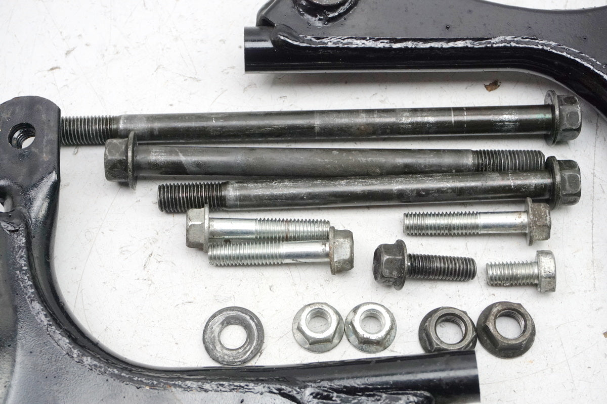 KAWASAKI EL 250 B ELIMINATOR Halterung Motor Achse Schrauben Bolzen Motorhalter
