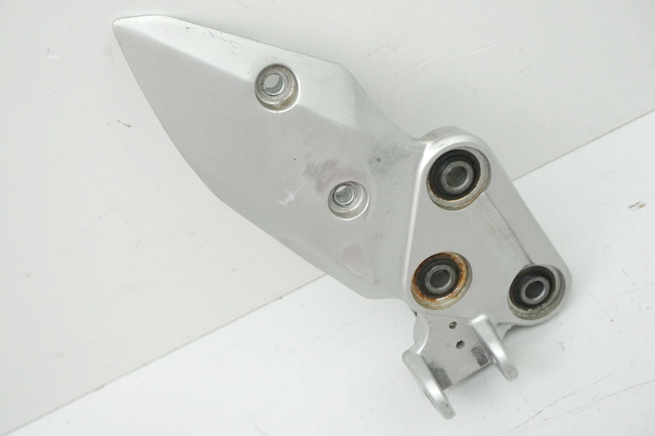Suzuki GSX 1400 WVBN Estribera derecha delantera Soporte de estribera delantero