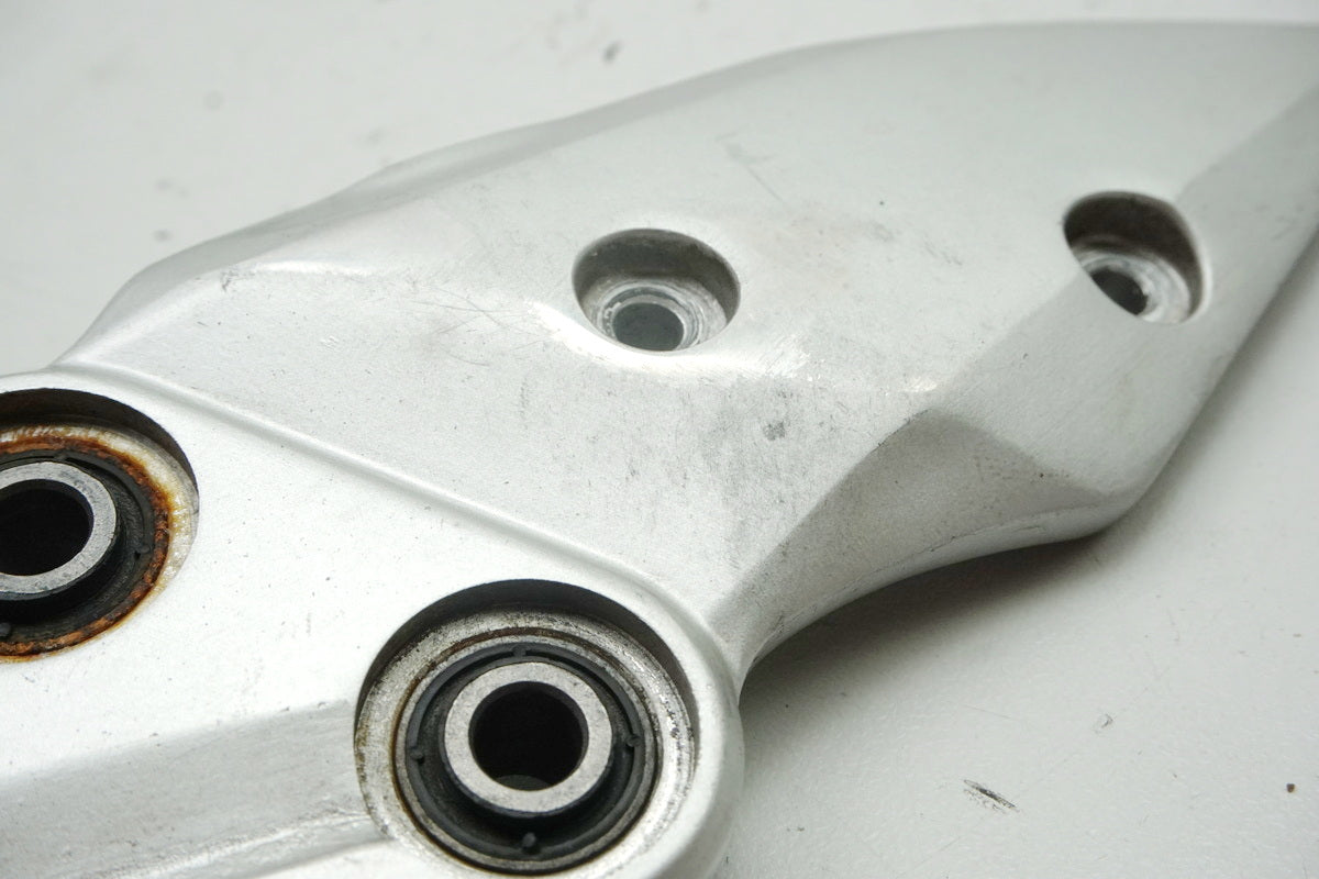 Suzuki GSX 1400 WVBN Fußrastenplatte Fahrer rechts Halter Fußraste Träger