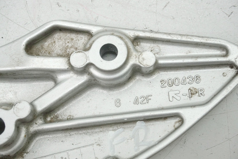 Suzuki GSX 1400 WVBN Fußrastenplatte Fahrer rechts Halter Fußraste Träger