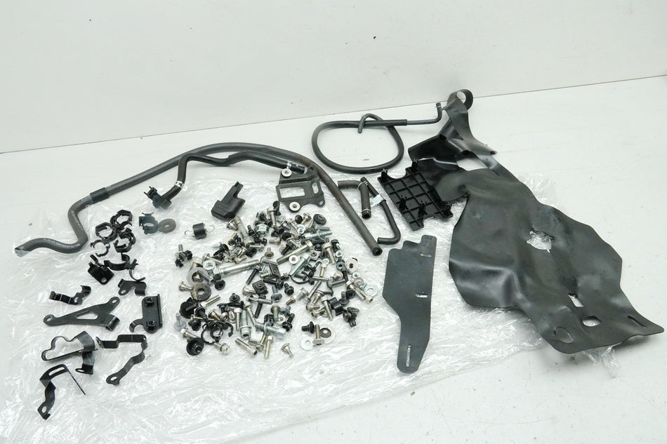 HONDA CB 125 R JC91 Schrauben Kleinteile Muttern Schlauch für Rahmen Verkleidung