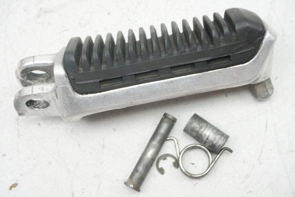 Suzuki GSX 1400 WVBN Estribera derecha del conductor
