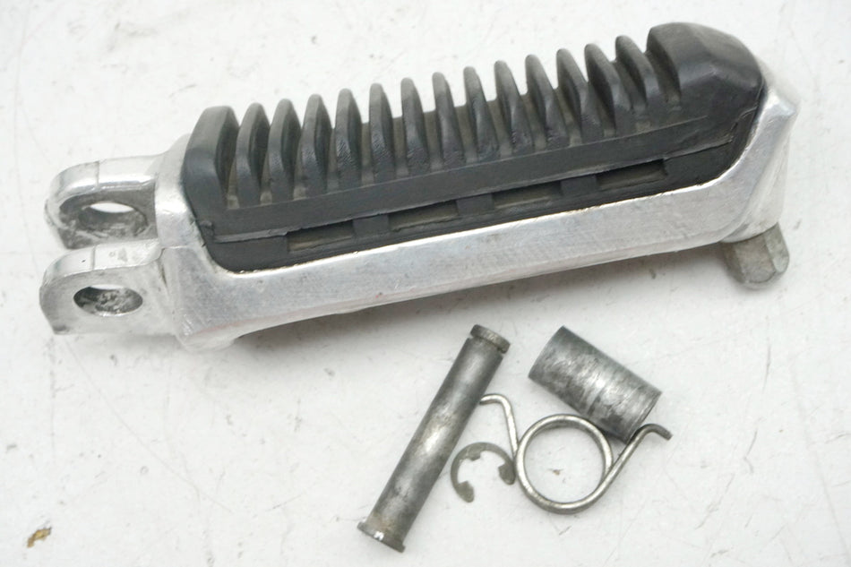 Suzuki GSX 1400 WVBN Estribera derecha del conductor