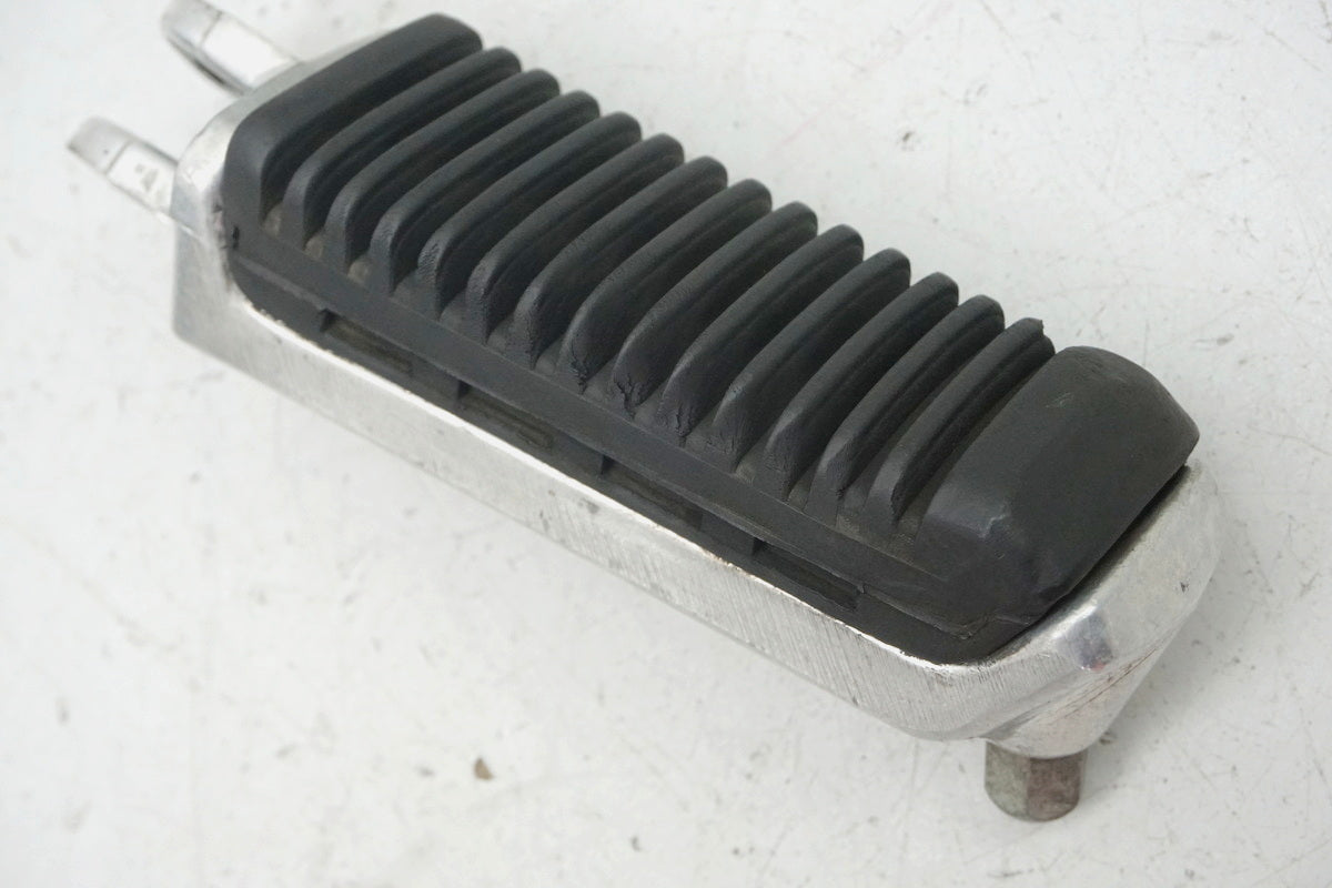 Suzuki GSX 1400 WVBN Estribera derecha del conductor