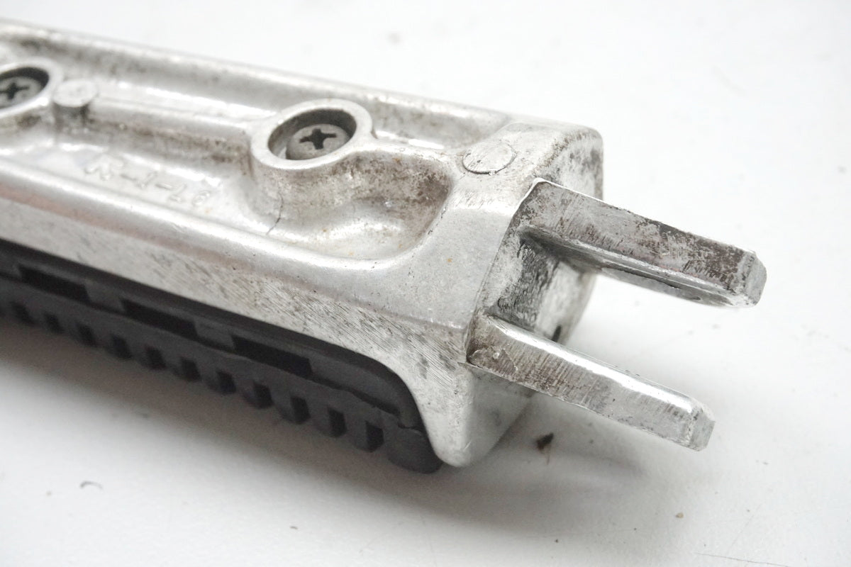 Suzuki GSX 1400 WVBN Fußraste Fahrer links Footrest