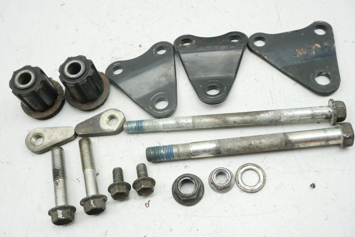 Soporte Suzuki GSX 1400 WVBN, eje del motor, perno, goma espaciadora, soporte del motor