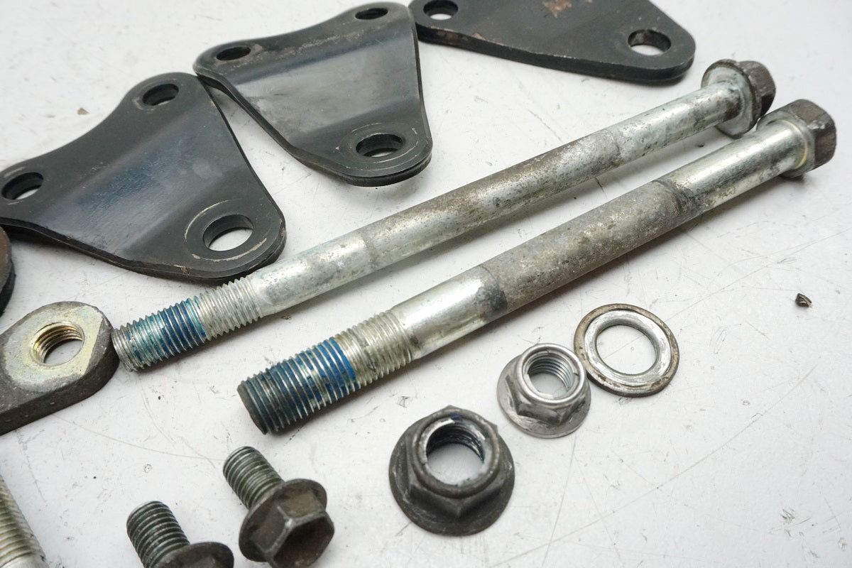 Soporte Suzuki GSX 1400 WVBN, eje del motor, perno, goma espaciadora, soporte del motor