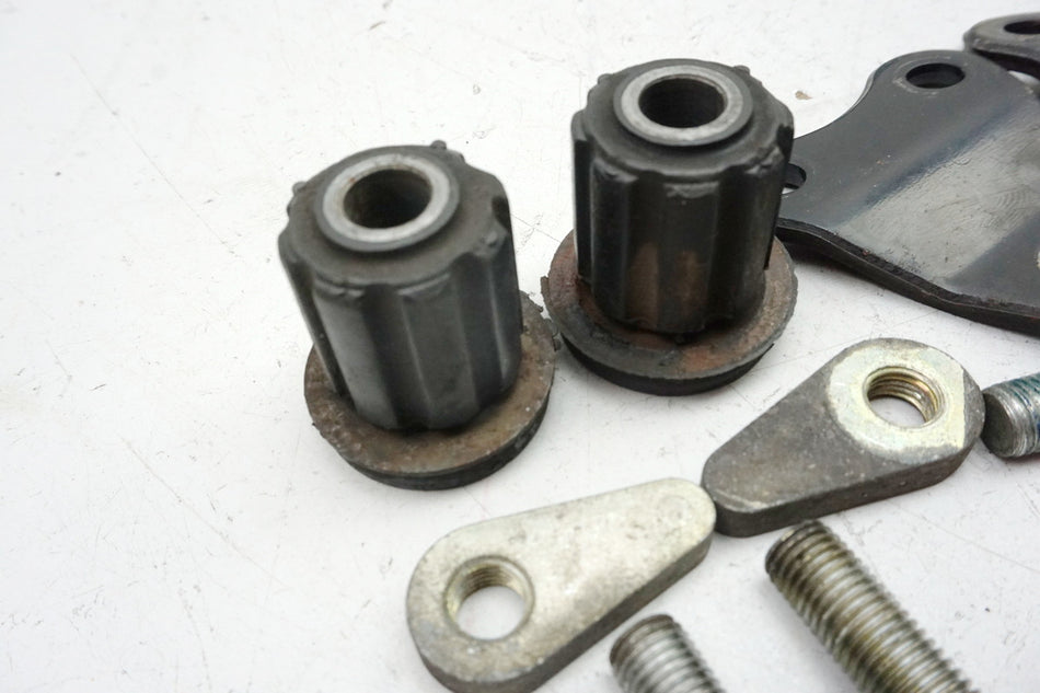 Soporte Suzuki GSX 1400 WVBN, eje del motor, perno, goma espaciadora, soporte del motor