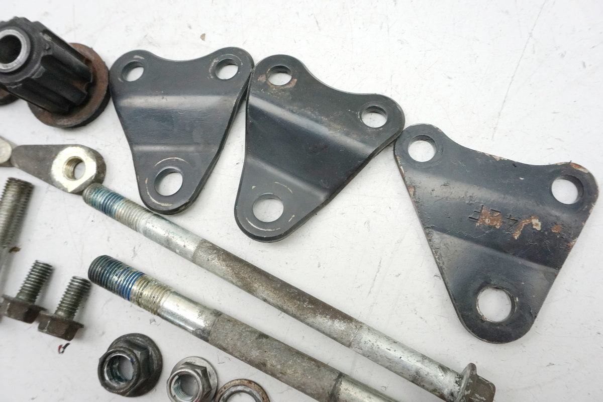 Soporte Suzuki GSX 1400 WVBN, eje del motor, perno, goma espaciadora, soporte del motor