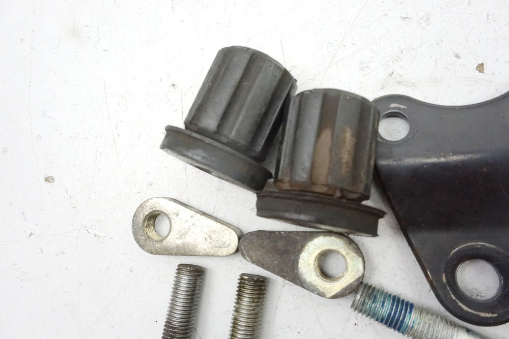 Soporte Suzuki GSX 1400 WVBN, eje del motor, perno, goma espaciadora, soporte del motor