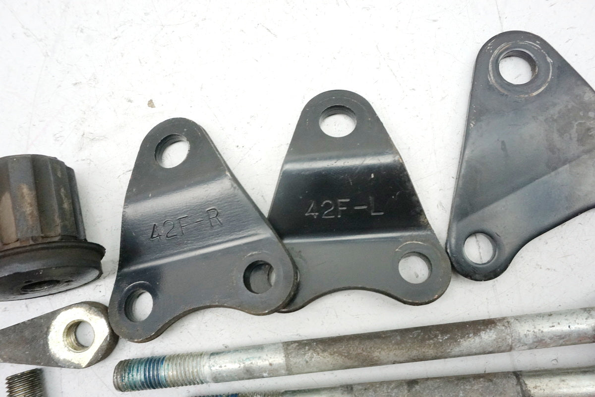 Soporte Suzuki GSX 1400 WVBN, eje del motor, perno, goma espaciadora, soporte del motor