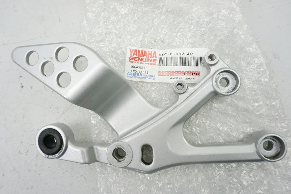 YAMAHA YZF 125 R RE29 Soporte estribera derecha conductor Soporte estribera 5D7-F7443-20