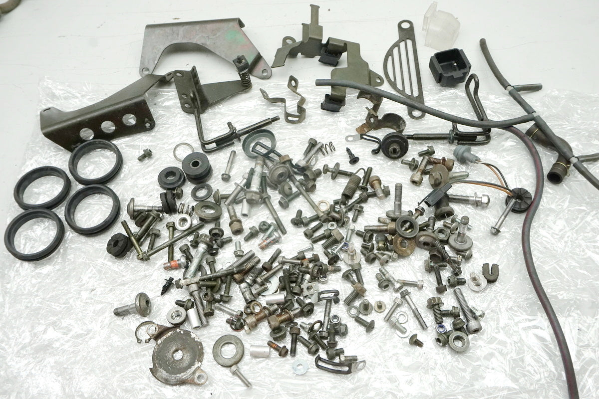 Suzuki GSX 1400 WVBN Schrauben Kleinteile Halter