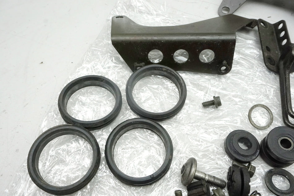 Suzuki GSX 1400 WVBN Tornillos Piezas pequeñas Soporte