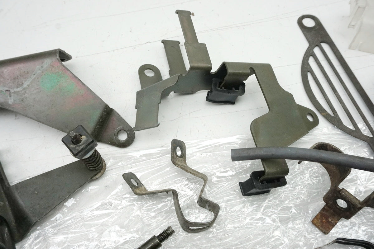Suzuki GSX 1400 WVBN Schrauben Kleinteile Halter