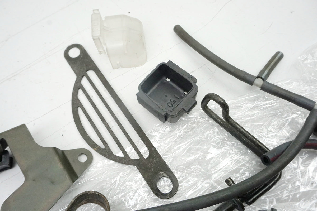 Suzuki GSX 1400 WVBN Schrauben Kleinteile Halter