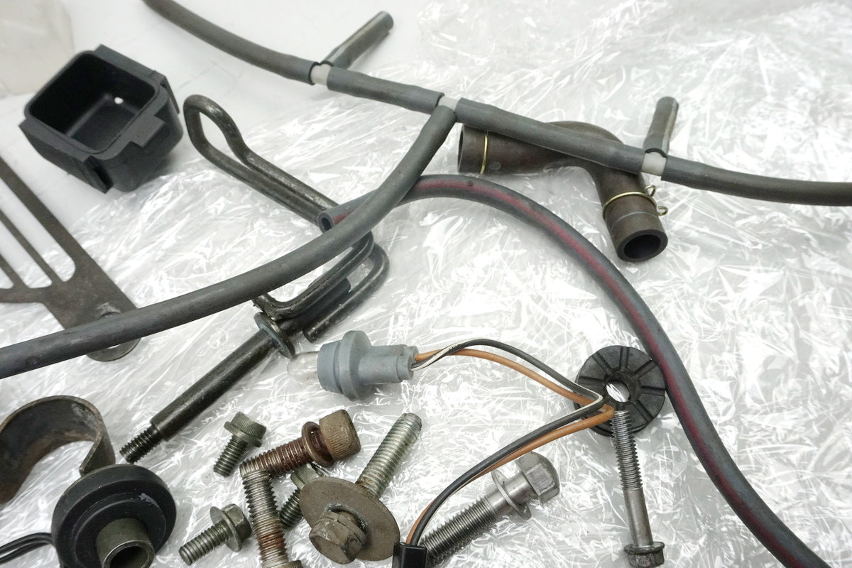 Suzuki GSX 1400 WVBN Schrauben Kleinteile Halter