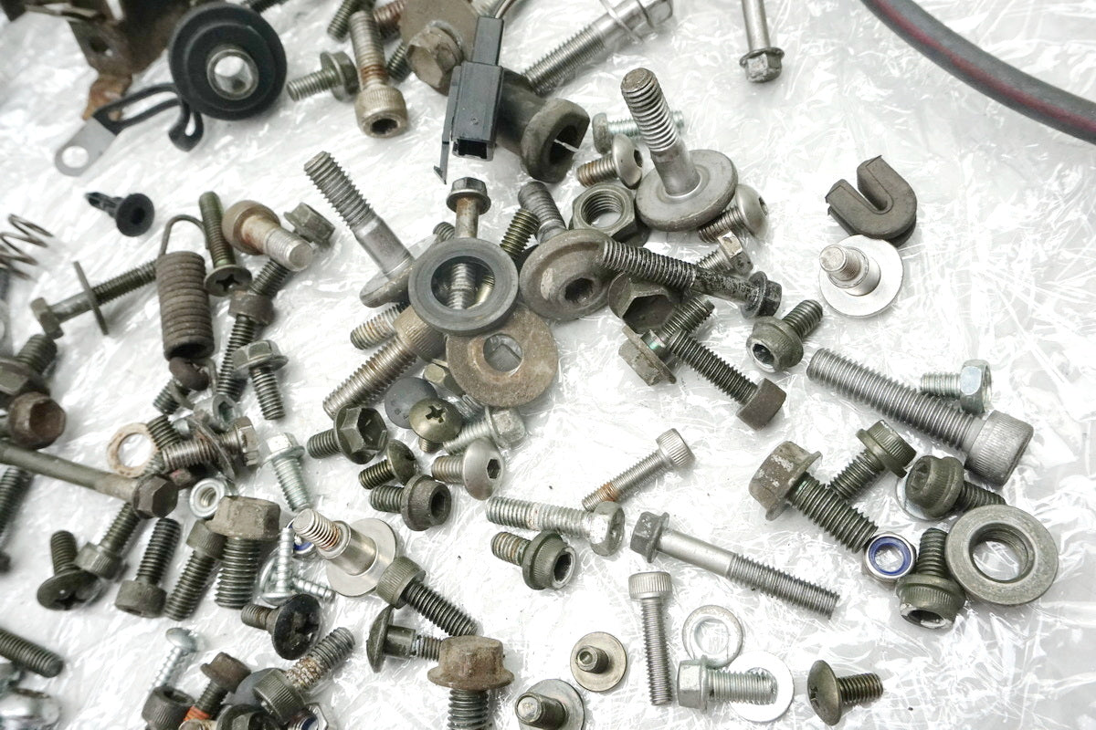 Suzuki GSX 1400 WVBN Schrauben Kleinteile Halter