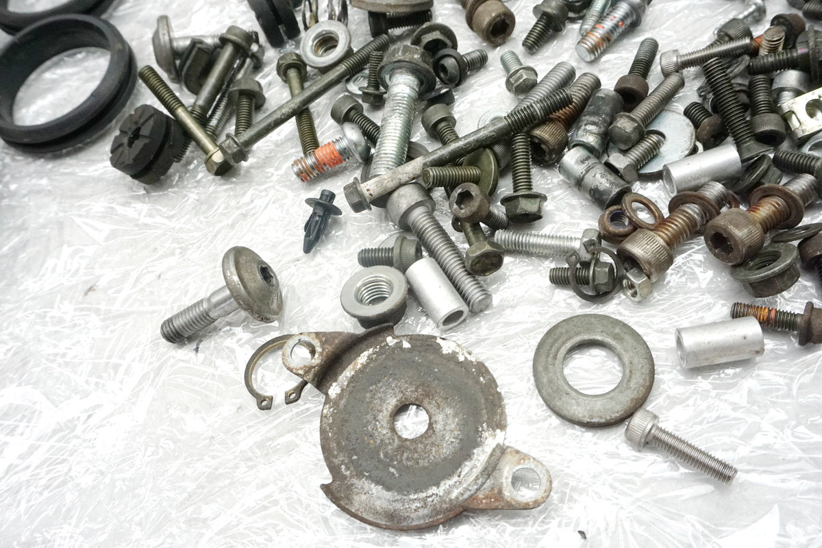 Suzuki GSX 1400 WVBN Schrauben Kleinteile Halter